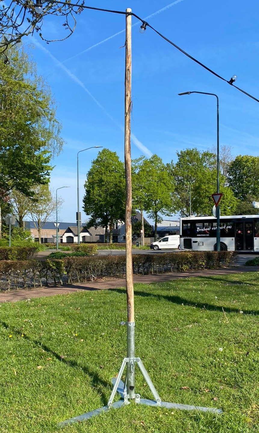 Kastanje houten paal met opklapbare voet 3mtr